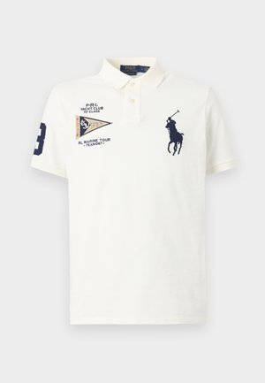 Tricou polo alb cu logo de jucător polo albastru închis pe piept, patch-uri club de iahturi și tur marin pe pieptul stâng, și numărul 3 pe mâneca dreaptă.
