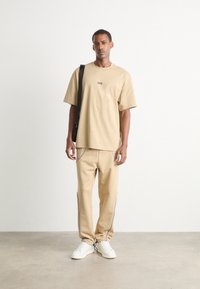 HUGO NALONO - Apdrukāts T-krekls - medium beige