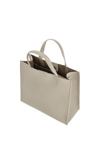 Bézs színű bőrből készült válltáska texturált felülettel, dupla fogantyúval, nyitott tetejű, belső rekeszekkel. Egyszerű, téglalap alakú formájú.