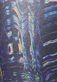 Mustan kankaan pinnalla on kimaltelevia, aaltoilevia kuvioita kirkkaissa väreissä, ja se näyttää olevan uritettu tai raidallinen. Ei selkeitä muotoja tai yksityiskohtia.