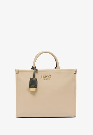 Bolso de cuero beige con forma estructurada, asas superiores, logo dorado "LIU JO MILANO" y una etiqueta de acento oscura con herrajes dorados.