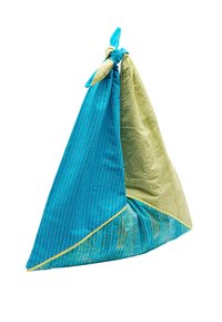 Teksturowana, odwracalna torba z węzłem na górze. Jedna strona jest turkusowa w pionowe paski, a druga oliwkowa z subtelnym połyskiem.