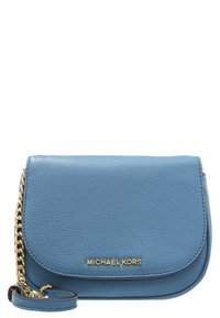 Svetle modrá kožená kabelka přes rameno se zlatým řetízkovým popruhem, klopovým zapínáním a embosovaným logem. Hladký povrch a kompaktní tvar, ideální pro nezbytnosti.