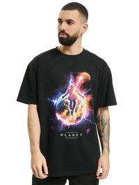 Sort bomulds t-shirt med et farverigt grafisk motiv af en planet med kosmiske elementer og tekst nedenfor. Løs pasform, korte ærmer og rund hals.