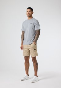 CLOSURE London - T-shirt z nadrukiem