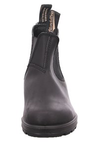 Stivaletto Chelsea in pelle nera con pannelli elastici laterali e linguette di estrazione. Texture liscia, punta rotonda e suola in gomma resistente, progettato per durabilità.