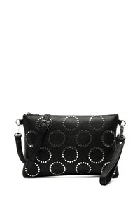 Borsa a mano in pelle nera con dettagli stondati in metallo, chiusura con zip e tracolla regolabile. Texture liscia e forma rettangolare.