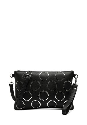 Borsa a mano in pelle nera con dettagli stondati in metallo, chiusura con zip e tracolla regolabile. Texture liscia e forma rettangolare.