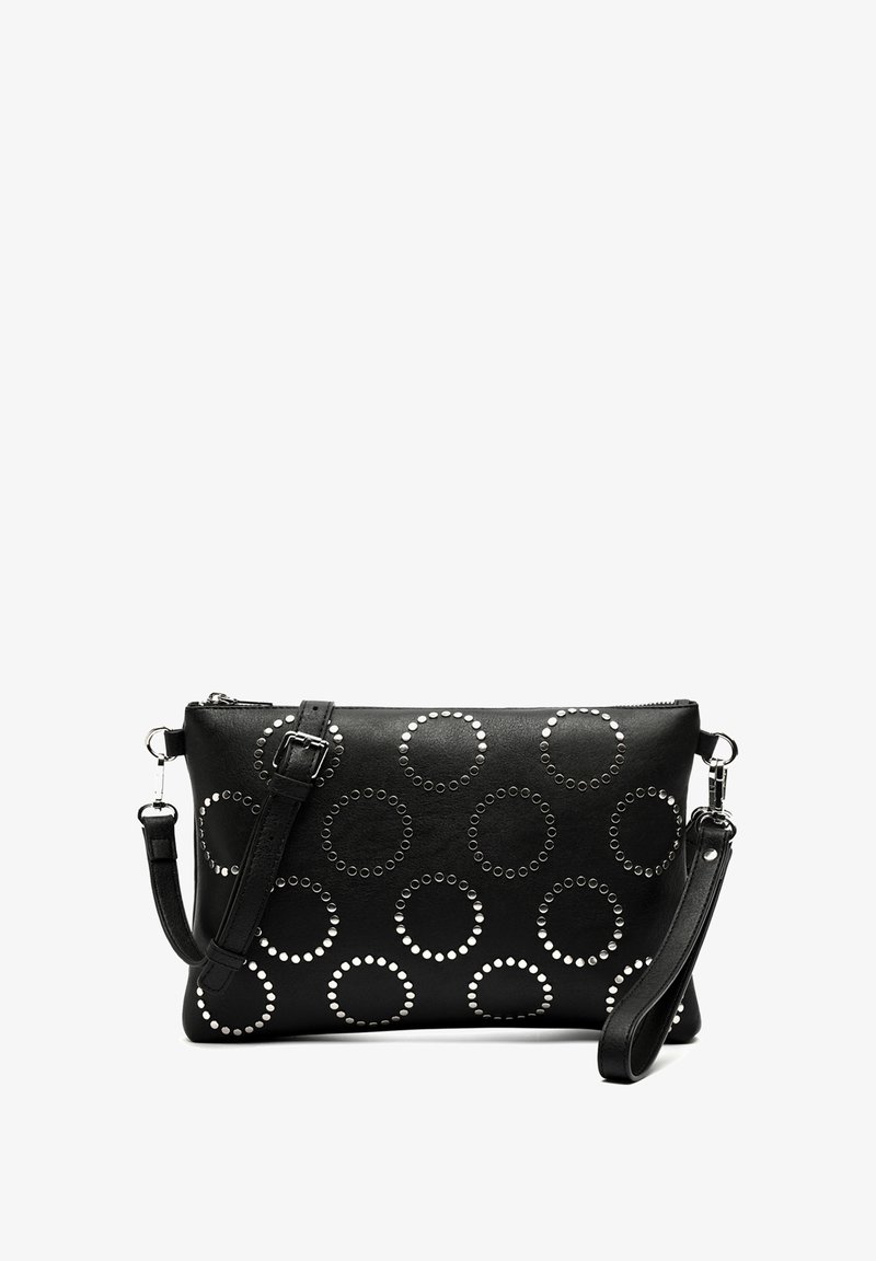 Černá kožená psaníčko s kruhovými hrotovanými detaily, se zipovým zapínáním a nastavitelným ramenním popruhem. Hladký povrch a obdélníkový tvar.