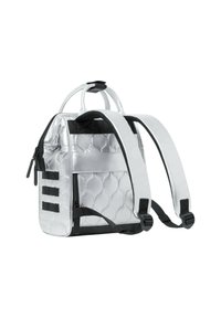 Silberne gesteppte Rucksack mit schwarzen Trägern, zwei oberen Griffen und einem Reißverschlussfach. Verfügt über drei schwarze Riemen an der Seite.
