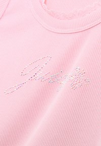 Tessuto rosa a costine con bordi in pizzo presenta un logo corsivo scintillante, decorato con strass luccicanti, che attraversa la zona del petto.