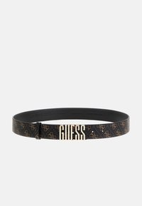 Cintura in pelle nera con logo dorato "GUESS" e superficie decorata con accenti a monogramma, progettata con una texture liscia e una forma elegante.
