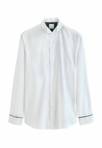 Camisa blanca de manga larga con cuello mandarín y ribetes negros en los puños, exhibida sobre un fondo blanco.