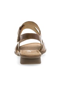 Sandalo in pelle marrone con tacco basso, dotato di soletta imbottita, cinturini regolabili e supporto per il tallone posteriore per maggiore comfort.