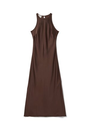 Vestito lungo fino a terra senza maniche, di colore marrone scuro, con collo alto e vita aderente, disteso su uno sfondo bianco.