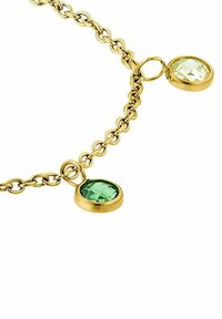 Pulsera de cadena dorada con dos charms de piedras preciosas ovaladas facetadas, una verde clara y una amarilla pálida, montadas en engastes de oro.