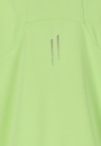 Neonkeltainen urheilupaita, jossa on sileä rakenne ja takana kaksi pystysuoraa hopeista raitaa näkyvyyden vuoksi.