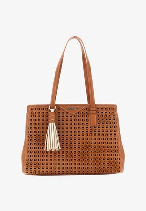 Brun lædertaske med perforeret blomsterprint, dobbelte håndtag og en cremefarvet kvast nøgleanhænger.