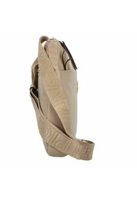 Beige Crossbody-Tasche aus glattem Material, mit einem strukturierten Tragegurt im Logo-Muster und einem oberen Reißverschluss.