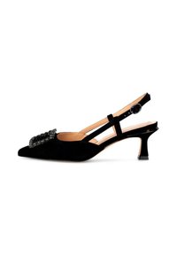 Zapato negro de ante tipo slingback con punta afilada, detalle decorativo negro en la parte delantera y un tacón moderado con una base geométrica.
