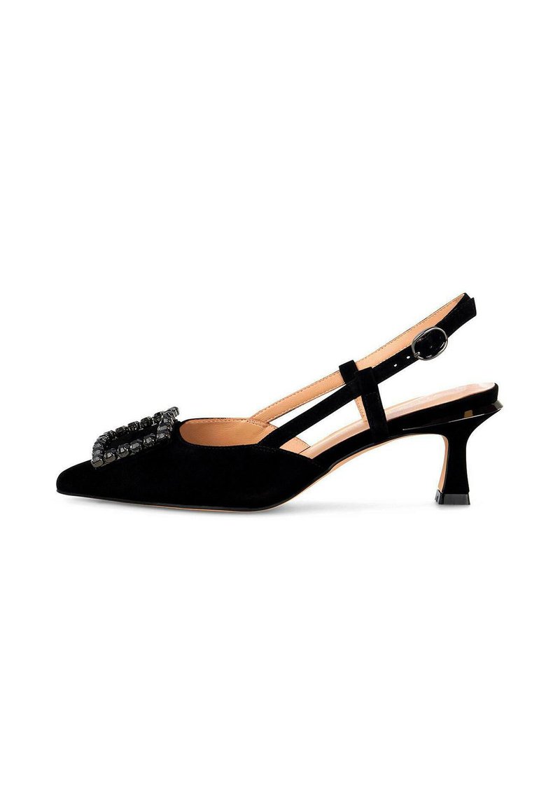 Zapato negro de ante tipo slingback con punta afilada, detalle decorativo negro en la parte delantera y un tacón moderado con una base geométrica.