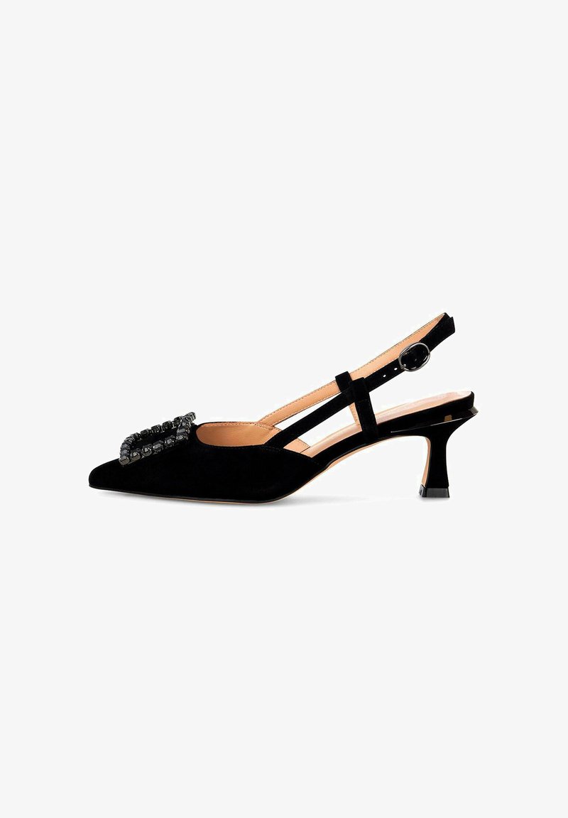Scarpa slingback in suede nero con punta affusolata, dettagli decorativi neri nella parte anteriore e tacco moderato con base geometrica.