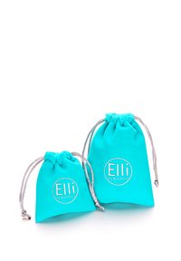 Türkisfarbene Schmuckbeutel aus Stoff, ein größerer und ein kleinerer, mit silbernen Kordelzügen und einem runden Logo auf der Vorderseite.