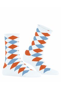 Baumwollsocken mit einem Rautenmuster in Orange und Blau auf weißem Hintergrund. Das Design besteht aus glattem, weichem Stoff.