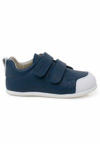 Chaussure en cuir bleu avec deux bandes Velcro, bout blanc, et côtés perforés pour la ventilation, dotée d'une semelle blanche flexible.