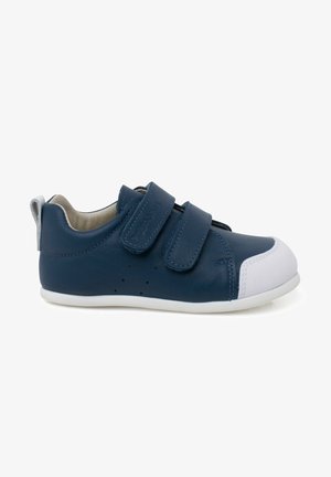 Scarpa in pelle blu con due cinturini in velcro, punta bianca e lati forati per la ventilazione, dotata di una suola bianca flessibile.