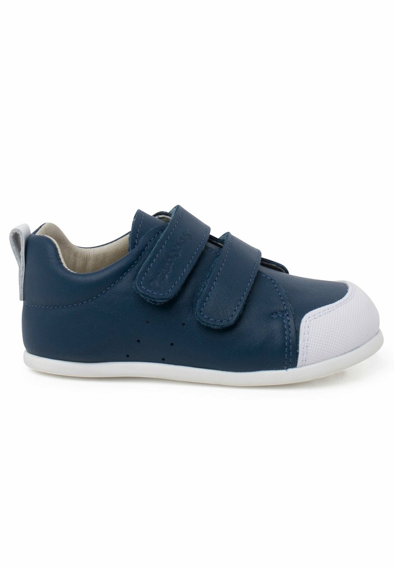 Chaussure en cuir bleu avec deux bandes Velcro, bout blanc, et côtés perforés pour la ventilation, dotée d'une semelle blanche flexible.