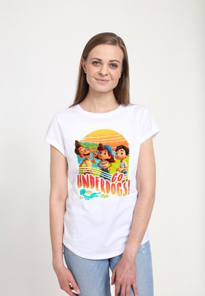 Biała koszulka z bawełny z kolorową grafiką przedstawiającą trzy animowane postacie oraz tekst "Go Underdogs!" w żywej typografii.