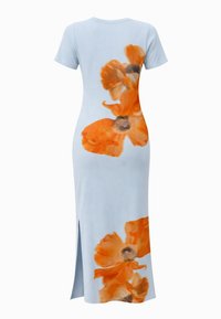 Robe midi bleu clair avec manches courtes, fente latérale et grands imprimés floraux orange dans le dos et sur l’ourlet inférieur.