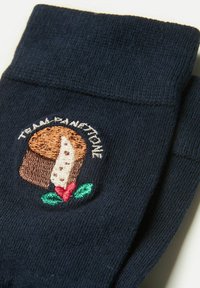 Marineblå sokker med et broderet design, der viser et brød, pink hjerter og teksten "TEAM PANETTONE" øverst.