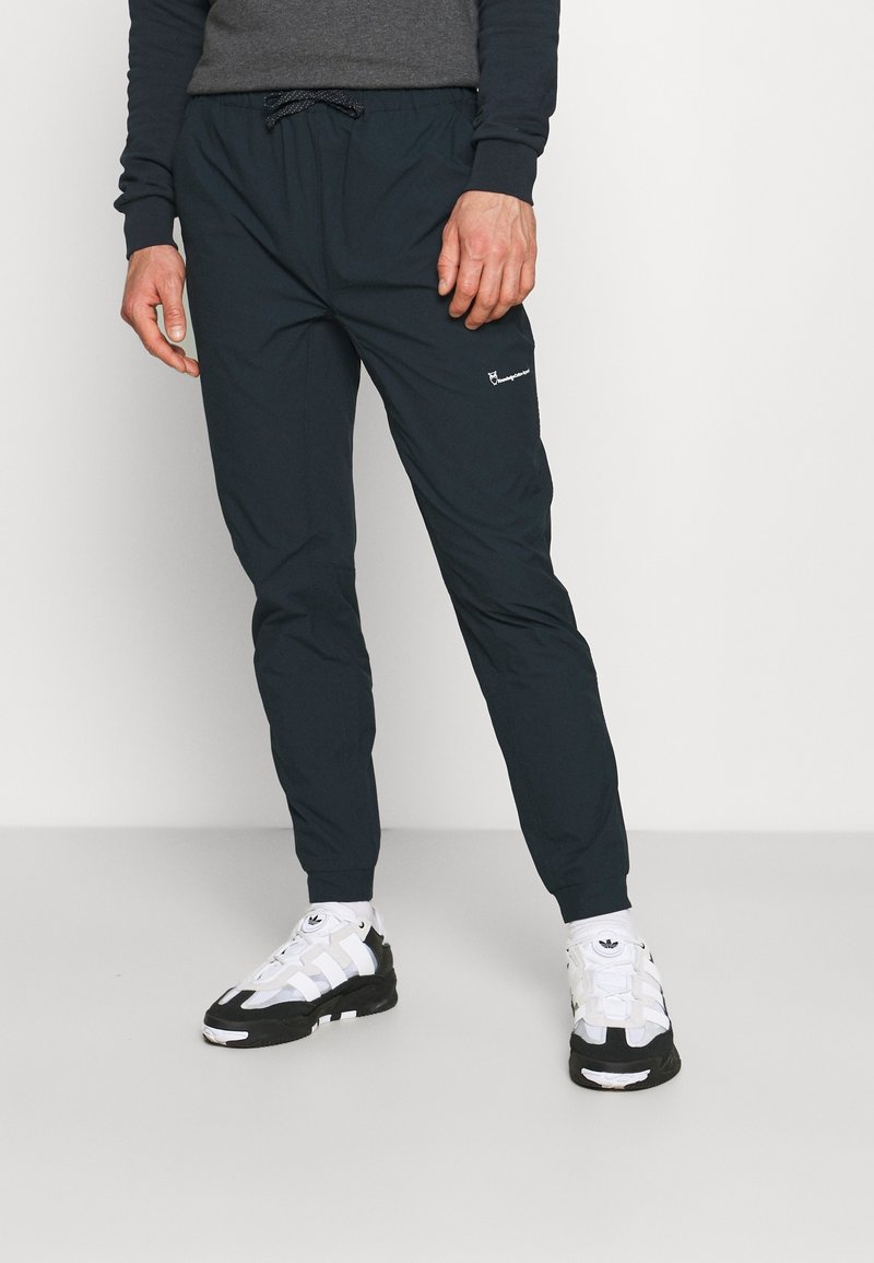 Laivaston kevyet juoksuhousut, joissa on joustava vyötärönauha ja kiristysnyöri. Housuissa on kapenevat lahkeet ja hillitty logotyyppi. Yhdistetty valkoisiin lenkkitossuihin.