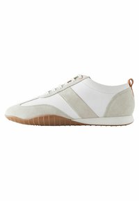 Hellgraue und weiße Sneakers aus Wildleder und Leder, mit einem eleganten Design, Gummisohle und dezenten diagonalen Streifen.