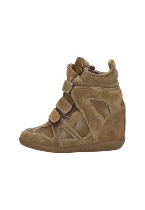 Bruine suède sleehaksneaker met drie klittenbandsluitingen en een gevoerde enkelsluiting, ontworpen voor casual gebruik.