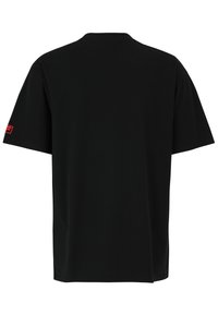 Sort bomulds T-shirt med korte ærmer, rund halsudskæring og et lille rødt logo på den venstre ærme. Glat tekstur og afslappet pasform.