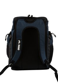 Sac à dos en tissu bleu avec un panneau arrière en mesh noir, fermeture éclair sur le dessus et bretelles ajustables. Dispose de poches latérales et d'un logo sur le devant.