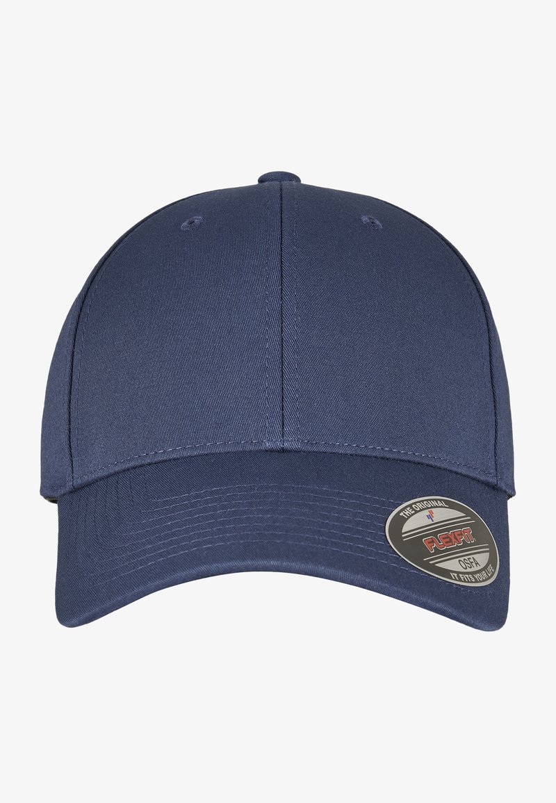 Căciulă de baseball de culoare albastru închis, fabricată dintr-un material neted, cu coperta curbată și coroana rotundă. Include un eticheta circulară Flexfit pe lateral.