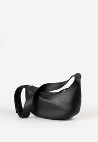 Borsa a tracolla in pelle nera con forma curva, cinturino regolabile e chiusura con zip. Texture liscia con design minimalista e senza hardware visibile.