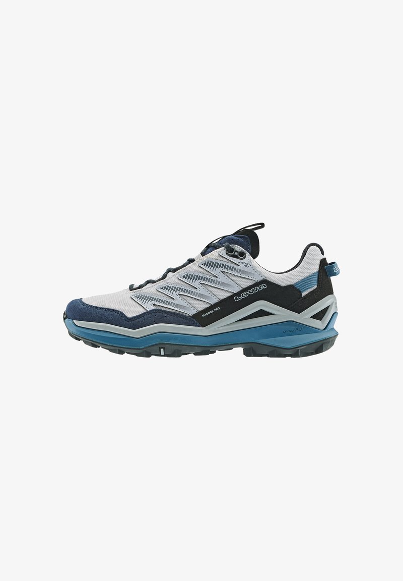 Scarpa da trail running con una toma d'aria in rete bianca, dettagli in camoscio blu navy e nero, suola nera robusta e intersuola blu ammortizzata.
