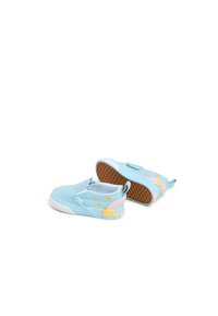 Kinderslipper, hellblaues Material, Gummisohle, mit gelben Stern- und Regenbogenakzenten, und mit einer strukturierten braunen Laufsohle.