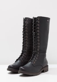 Sorte læder knæhøje støvler med en struktureret overflade, prydet med sølvøjer og snørebånd, en flad sål og en sidelukning.