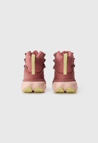 Rosa og burgunder høye sneakers med en teksturert finish, med en gul hælløkke og kraftig, kontrastfarget gummisåle.