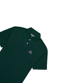 Polo shirt verde scuro in cotone, con colletto, tre bottoni e logo ricamato "Sebago Yacht Club" in bianco e rosso.