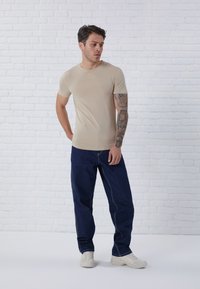 Pier One 3 PACK BASIC MUSCLE FIT T SHIRT - Lihtne T-särk - light blue/white/stone