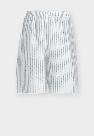 Λευκά σορτς μέχρι το γόνατο με ελαστική μέση και κάθετο ανοιχτό μπλε ριγαριστό σχέδιο.