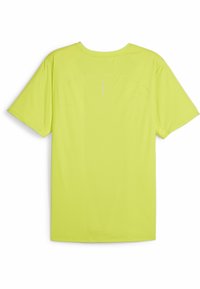 Camisa de manga corta en un brillante verde lima, hecha de una tela texturizada. Presenta un logo sutil y un escote redondeado con un acabado suave.