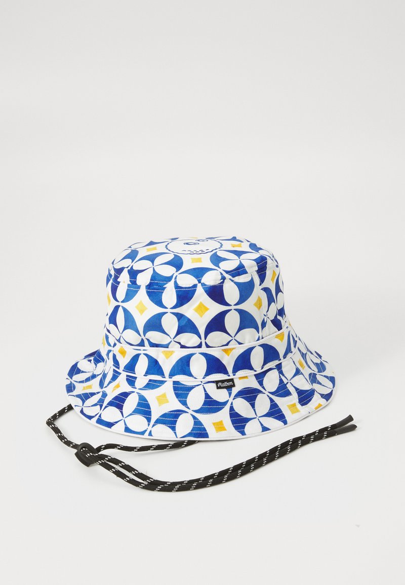 Blå og hvid bucket hat med cirkulære og diamantmønstre, med en sort justerbar hagebånd og tekstureret stof.
